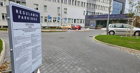 Pierwsze 15 minut za darmo, każda rozpoczęta godzina 4 zł. Nowe zasady parkowania przed popularną placówką medyczną