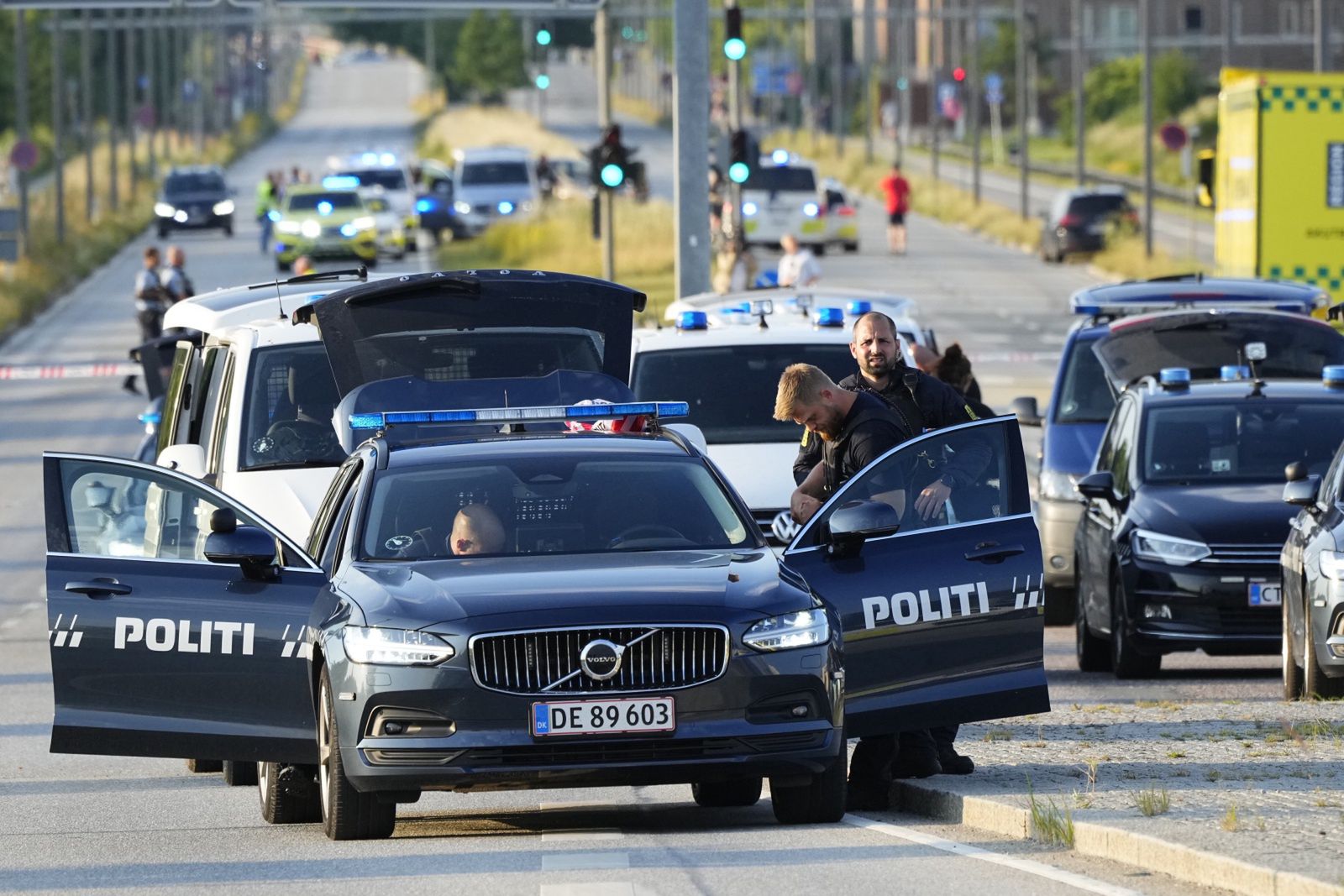 Incident in Danish Shopping Center
epa10050290 Armed police gather in front of the Field's shopping center during evacuation, in Oerstad, Copenhagen, Denmark, 03 July 2022. Several people have been shot in Fields shopping center in Copenhagen and one person has been arrested.  EPA/Claus Bech  DENMARK OUT 
Dostawca: PAP/EPA.
Claus Bech