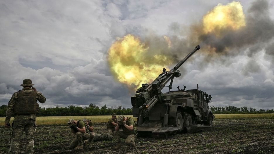 Ukrai?cy u?ywaj? francuskiej broniUkrainian servicemen fire with a French self-propelled 155 mm/52-calibre gun Caesar towards Russian positions at a front line in the eastern Ukrainian region of Donbas on June 15, 2022. - Ukraine pleaded with Western governments on June 15, 2022 to decide quickly on sending heavy weapons to shore up its faltering defences, as Russia said it would evacuate civilians from a frontline chemical plant. (Photo by ARIS MESSINIS / AFP)ARIS MESSINIS