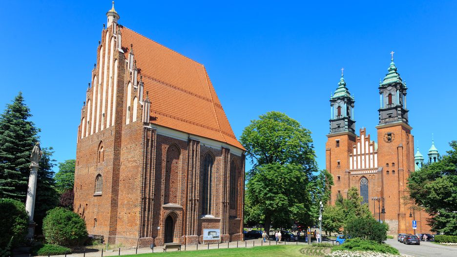 Ostrów Tumski w Poznaniu - po lewej stronie kościół NMP, po prawej katedra, bedąca najstarszym kościołem katedralnym w Polsce