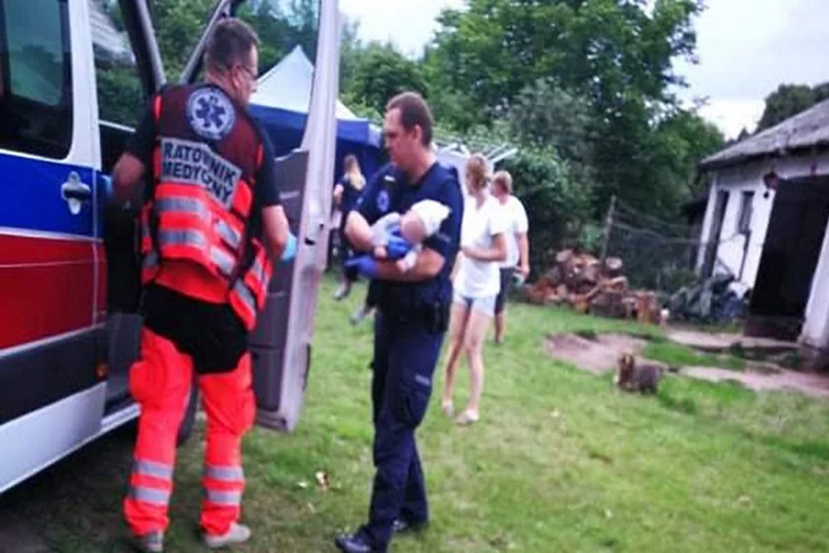 Policjant ratujący dziecko