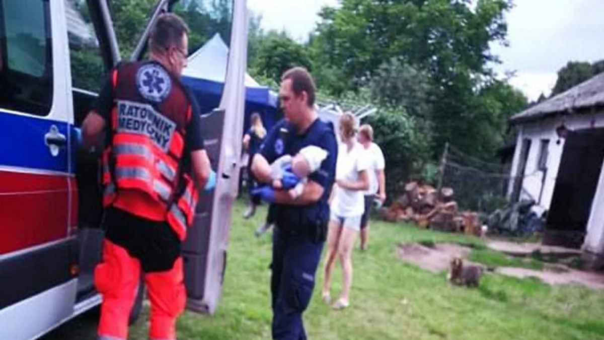 Policjant ratujący dziecko