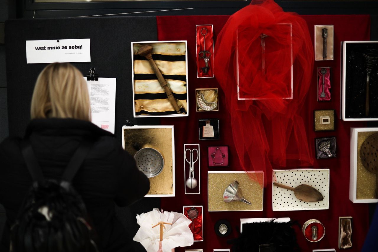 Kraków: Przedmioty codziennego użytku mówią o relacjach na wystawie