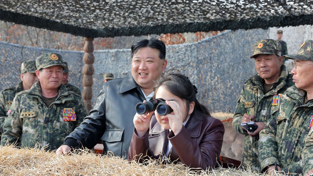 Archiwum zagraniczne East News 2024-03
This picture taken on March 15, 2024 and released from North Korea's official Korean Central News Agency (KCNA) on March 16 shows North Korean leader Kim Jong Un (centre L) and his daughter Ju Ae (centre R) inspecting a training of the Korean People's Army at an undisclosed location in North Korea. (Photo by KCNA VIA KNS / AFP) / South Korea OUT / REPUBLIC OF KOREA OUT ---EDITORS NOTE--- RESTRICTED TO EDITORIAL USE - MANDATORY CREDIT "AFP PHOTO/KCNA VIA KNS" - NO MARKETING NO ADVERTISING CAMPAIGNS - DISTRIBUTED AS A SERVICE TO CLIENTS / THIS PICTURE WAS MADE AVAILABLE BY A THIRD PARTY. AFP CAN NOT INDEPENDENTLY VERIFY THE AUTHENTICITY, LOCATION, DATE AND CONTENT OF THIS IMAGE --- /
STR