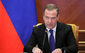 Miedwiediew w szale. "Durnie". Grozi bombardowaniami
