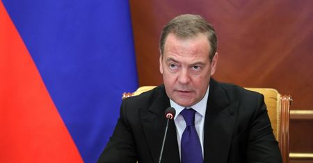 Miedwiediew w szale. "Durnie". Grozi bombardowaniami