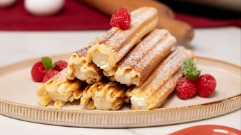 Naleśniki inaczej. W formie słodkich rurek staną się ulubionym deserem całej rodziny