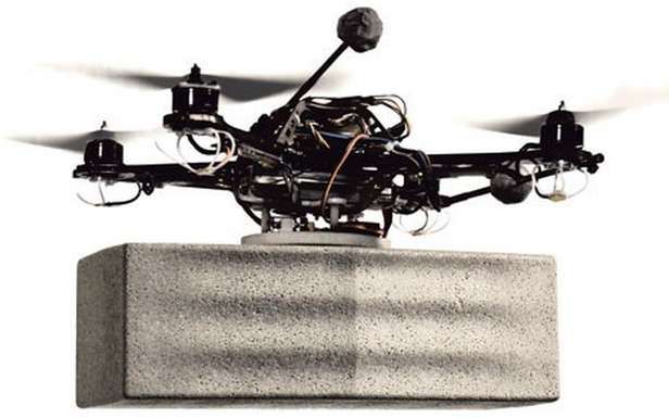 Quadrocopter ze styropianowym elementem (Fot. Dvice.com)