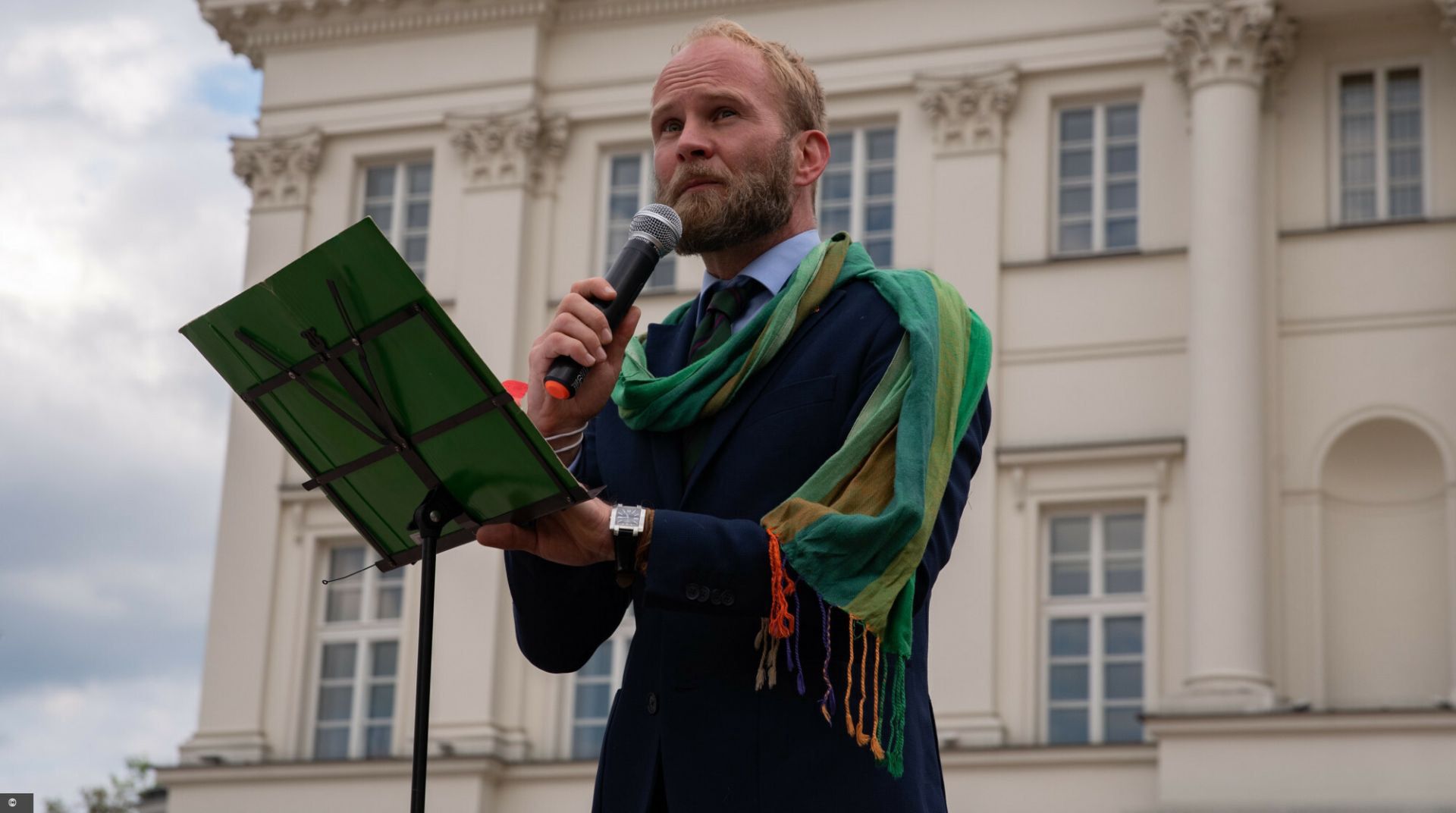 Prof. Jakub Urbanik przemawia podczas pikiety na Nowym Świecie w Warszawie w Międzynarodowy Dzień Przeciw Homofobii, Transfobii i Bifobii. 17 maja 2021 roku