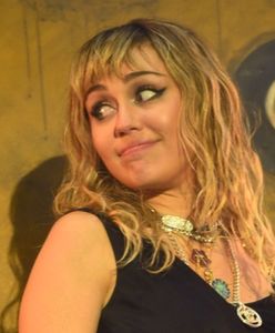Miley Cyrus została zaatakowana! Nachalny "fan" przyciągnął ją do siebie i pocałował (WIDEO)