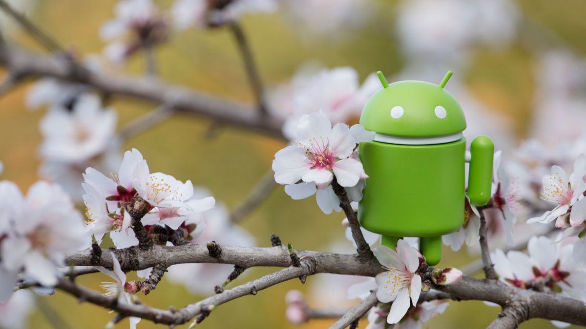 Figurka Androida na gałęzi drzewa migdałowego z depositphotos