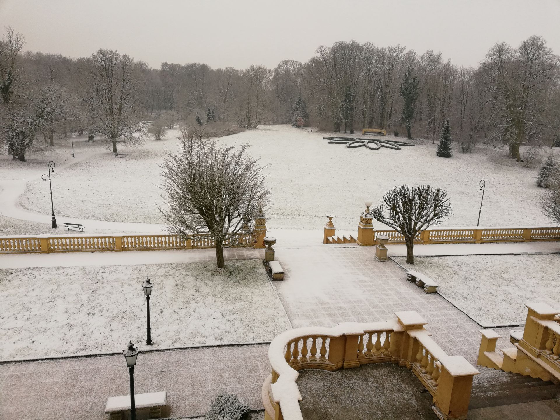 Widok na park w Ostromecku zimą