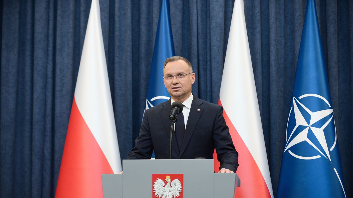 Warszawa, 04.04.2024. Prezydent RP Andrzej Duda podczas wypowiedzi dla mediów, 4 bm. w Pałacu Prezydenckim w Warszawie. Prezydent wystosował list do przywódców państw NATO z propozycją, aby poziom minimalnych wydatków na obronność został podniesiony z 2 procent na 3. (mr) PAP/Marcin Obara