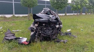 Dachowanie na A1 pod Włocławkiem. Samochód został zmiażdżony