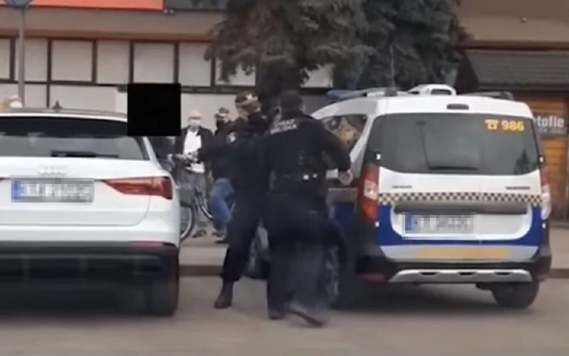 Brutalna interwencja straży miejskiej. Poszło o hot-doga