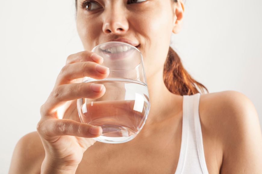 Kobieta pije wodę