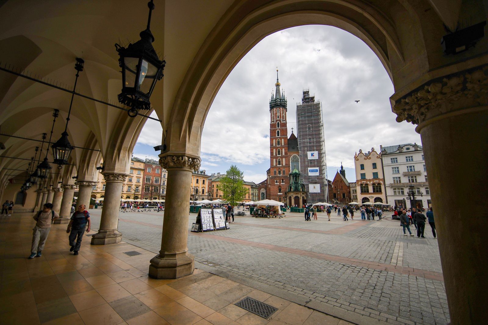 Turyści, póki co nie mogą cieszyć się widokiem wieży w całej okazałości