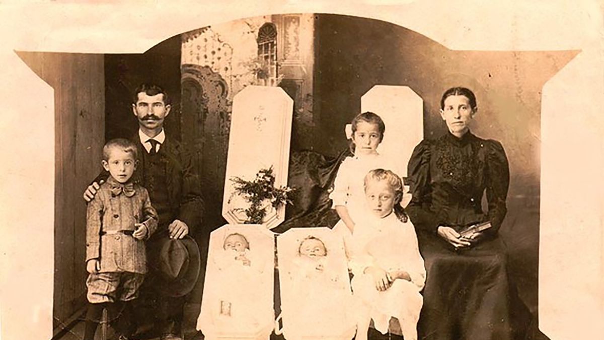 Dla upamiętnienia zmarłych, żyjąca rodzina robiła z nimi pozowane zdjęcia. 