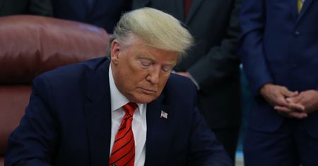 Klamka zapadła, Trump podpisał ustawę. Ucierpią chińskie firmy
