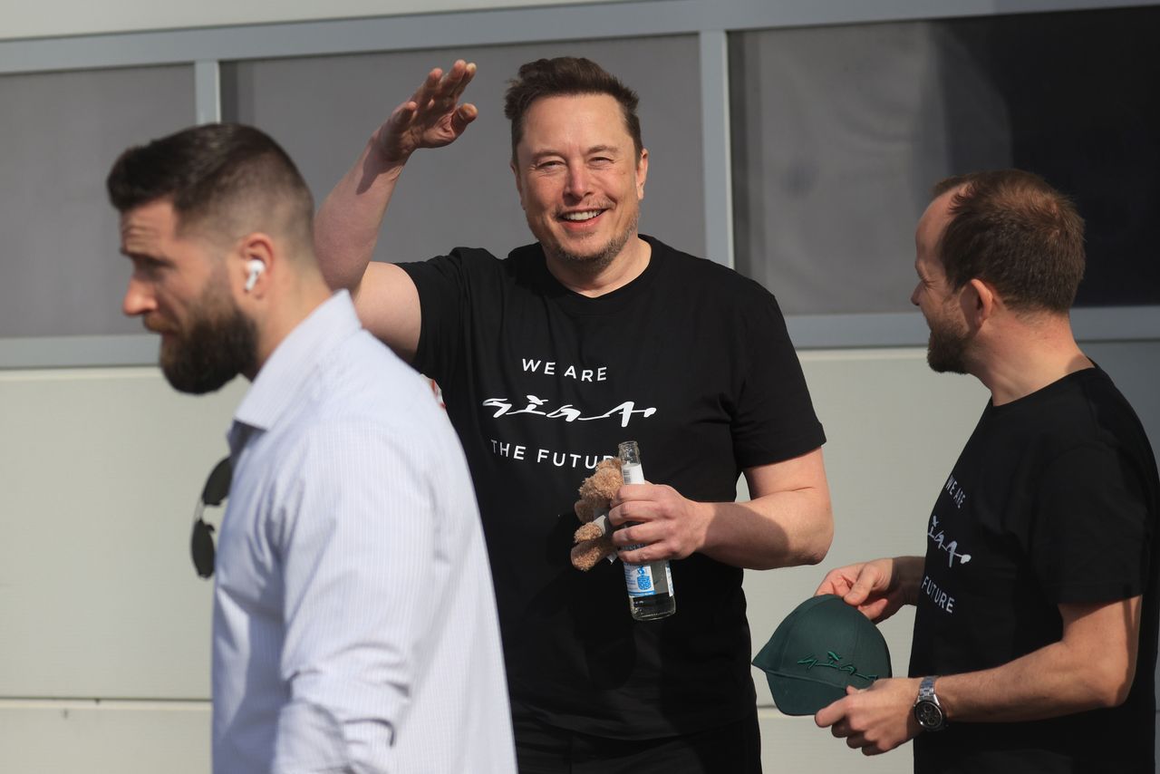Elon Musk odwiedził fabrykę pod Berlinem, która wstrzymała działanie w wyniku sabotażu