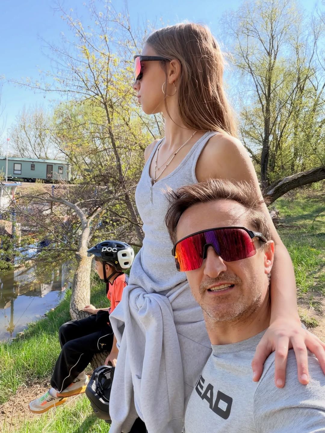 Sebastian Karpiel-Bułecka zabrał pociechy na rowery