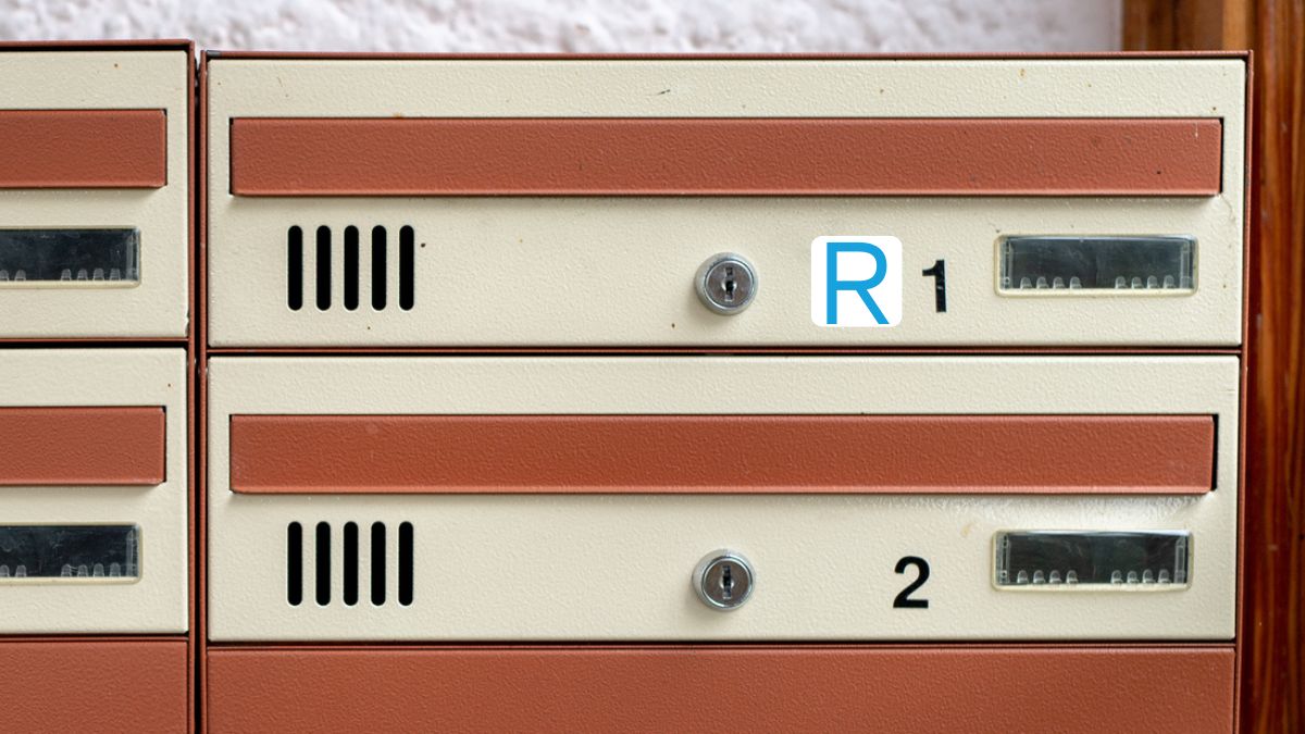 Naklejka z literą "R" na skrzynce pocztowej wiele ułatwia.