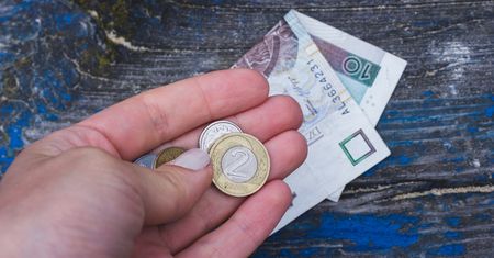 Dolar traci siłę, złoty odrabia straty. Są nowe dane