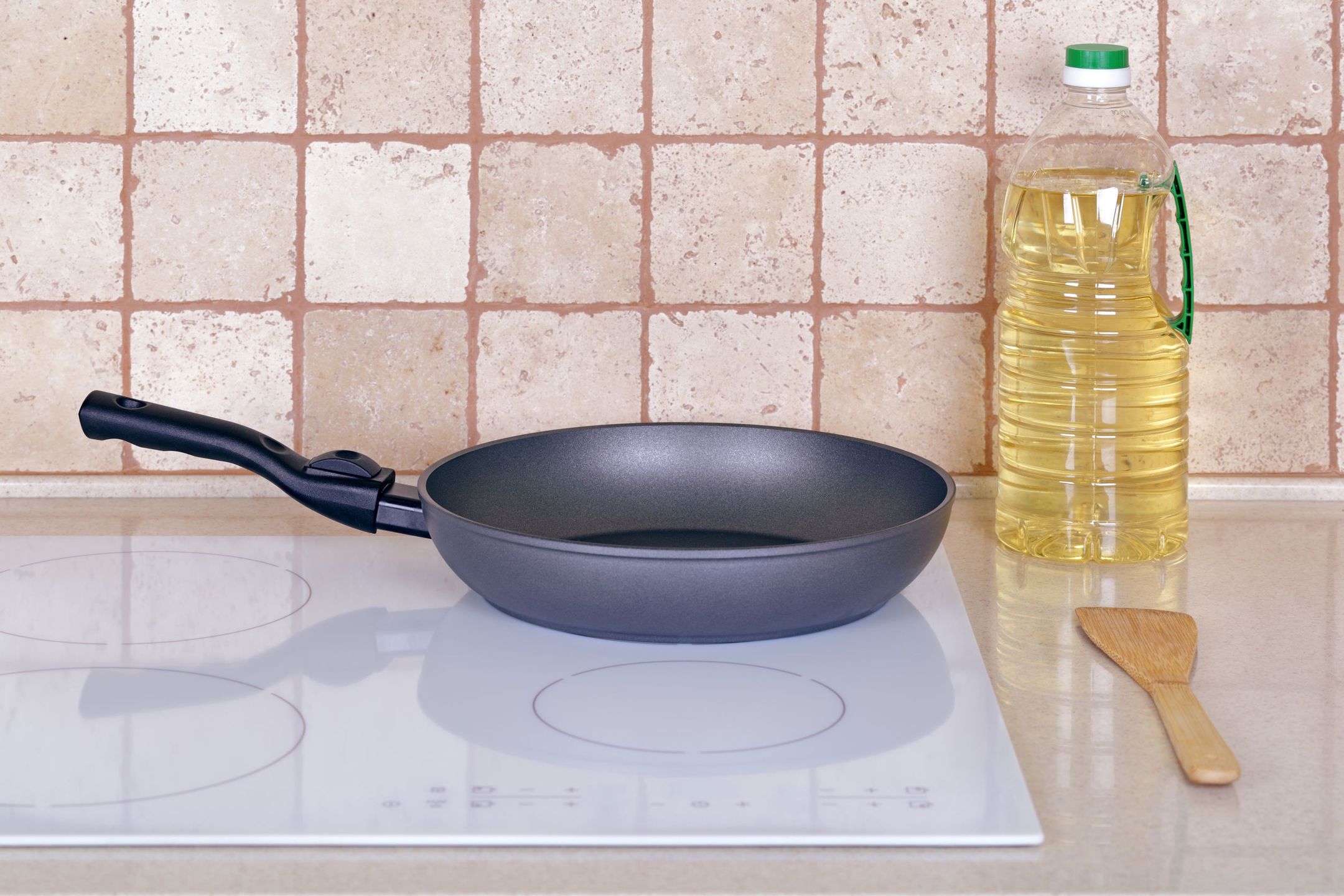 Patelnia i butelka z olejem