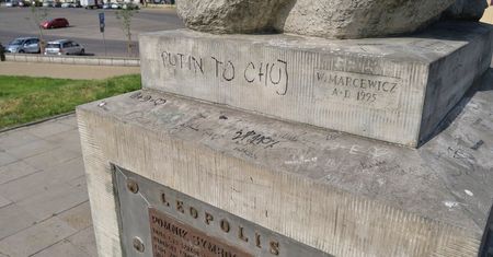 Zdewastowany pomnik Lwa przy Zamku przejdzie renowację. Obecnie jest „przyzdobiony” w wulgarne napisy