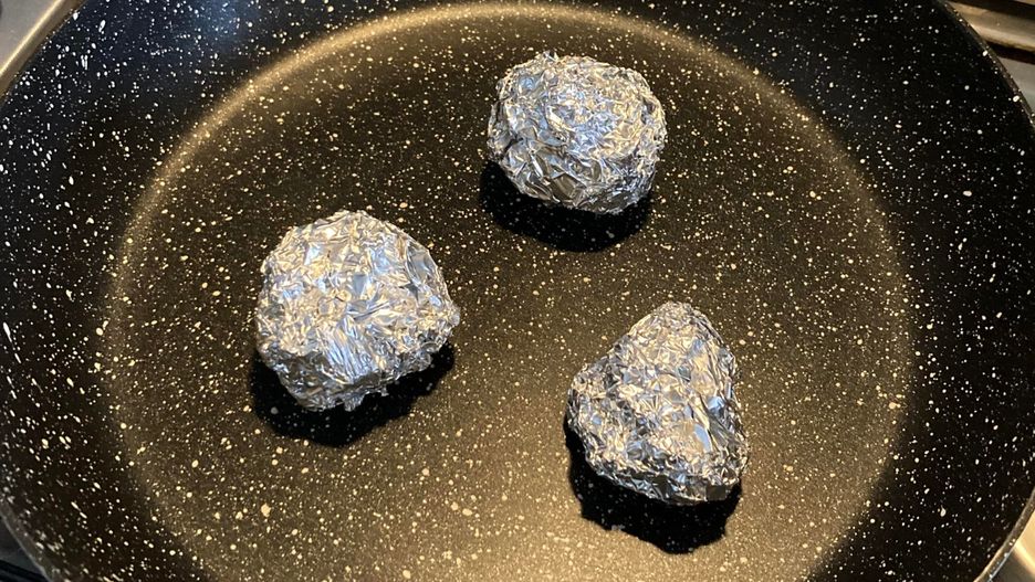 Domowy sposób gotowania na parze. Pomogą kulki z folii aluminiowej