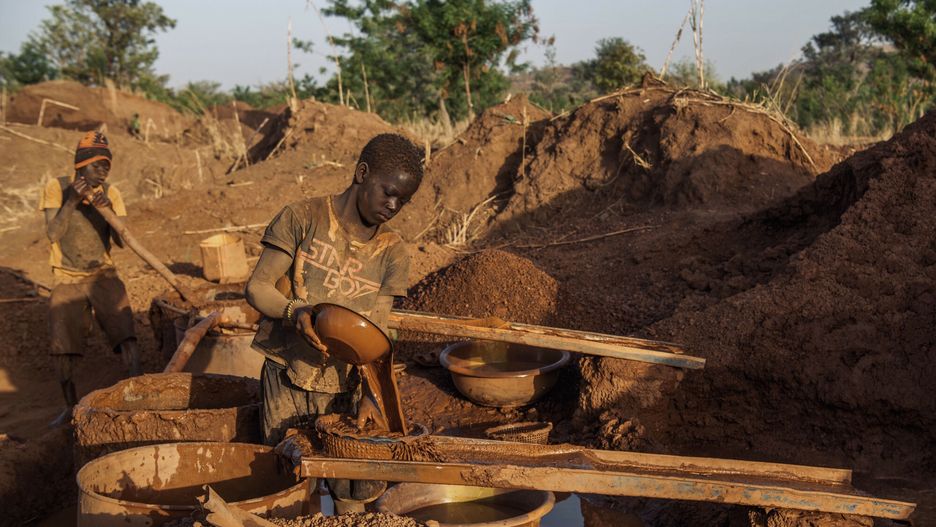Nielegalne kopalnie z?ota w Burkina Faso - ReduxVery young workers pan for gold at an unlicensed mining operation in the West African nation of Burkina Faso.Alex Lourie/Redux