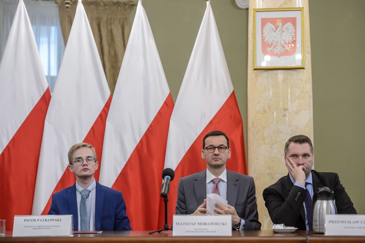 Premier Mateusz Morawiecki, minister edukacji Przemysław Czarnek i wiceminister finansów Piotr Patkowski zachwalali Polski Ład. Dziś minister Czarnek wylicza, ile stracił na Polskim Ładzie i mówi o błędach w ustawie. 