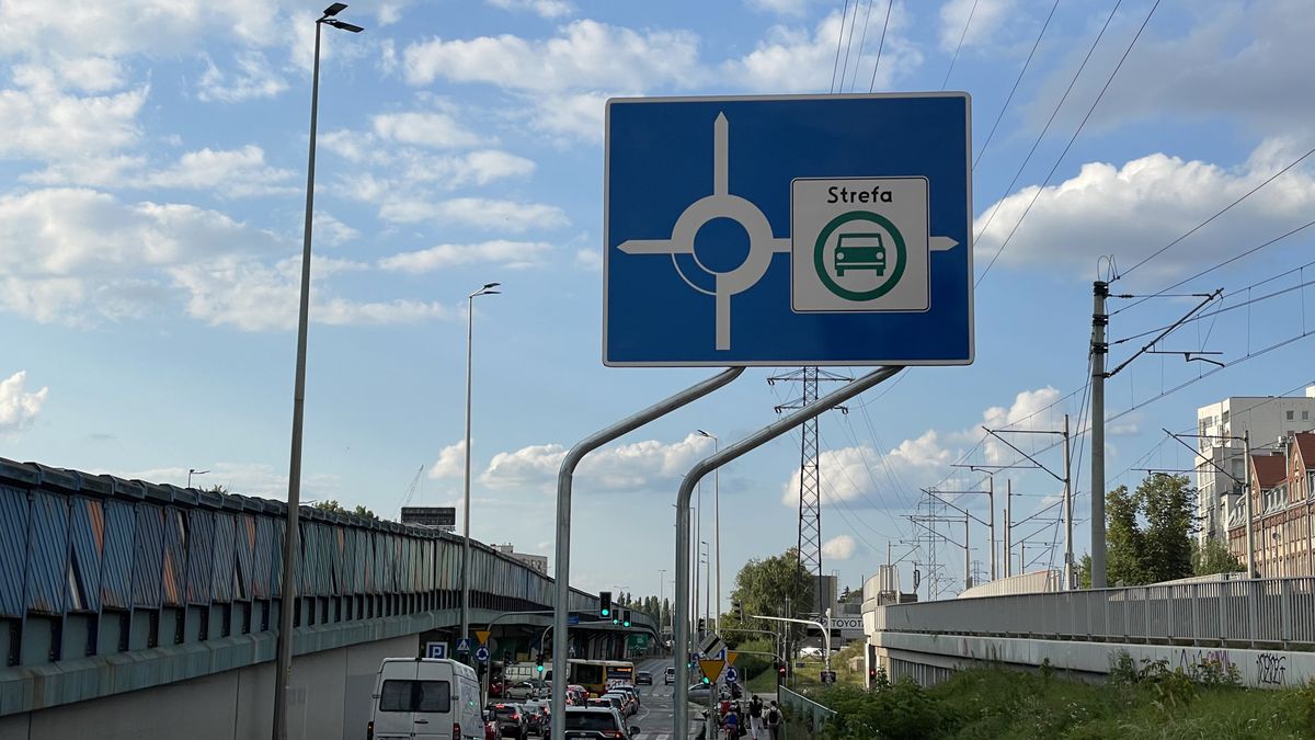 Znak informujący o strefie czystego transportu