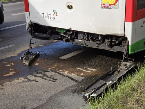 fot. lublin112.pl.  Z impetem wbił się w autobus