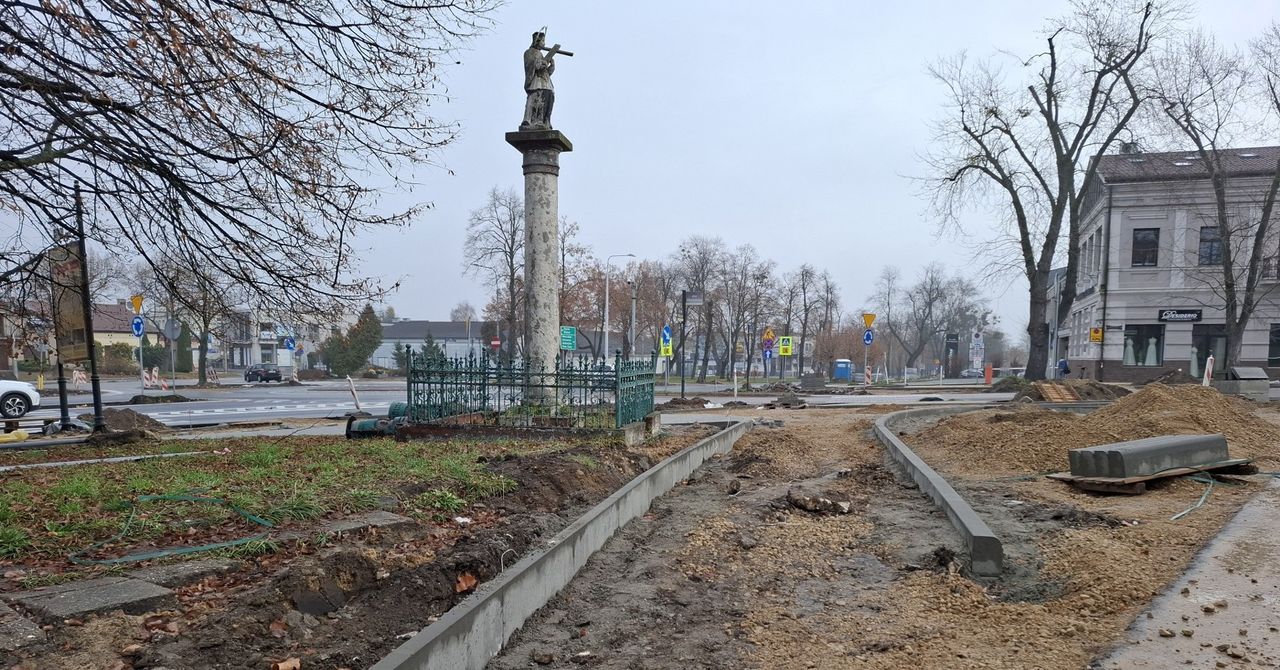 Częstochowa: Rozpruli fragment Rynku Wieluńskiego. Powstają nowe chodniki i drogi rowerowe