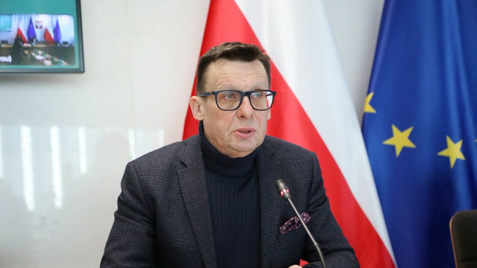 - Sejmowe prace nad zmianami dotyczącymi Izby Dyscyplinarnej SN rozpoczną się najpewniej w przyszłym tygodniu - twierdzi poseł PiS Marek Ast, szef komisji sprawiedliwości. Polityk dodał, że wiodący jest projekt prezydenta, a propozycja Solidarnej Polski zostanie potraktowana "odrębnie".