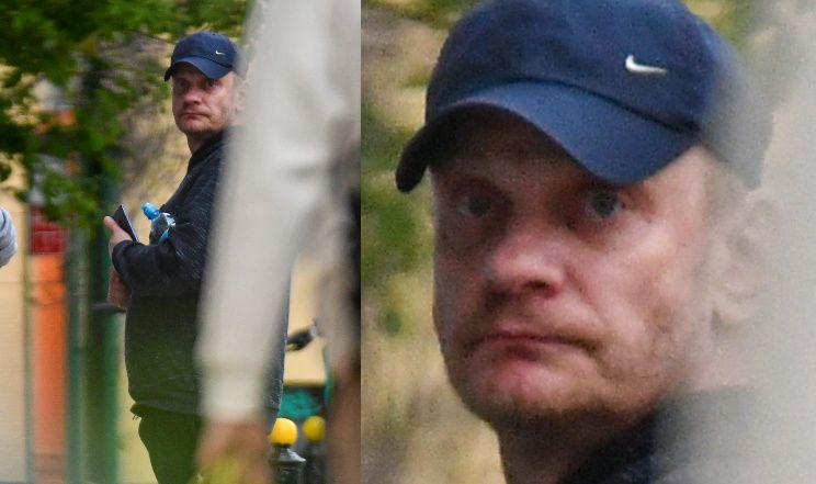 Odmieniony Bartosz Żukowski zaciąga się papierosem