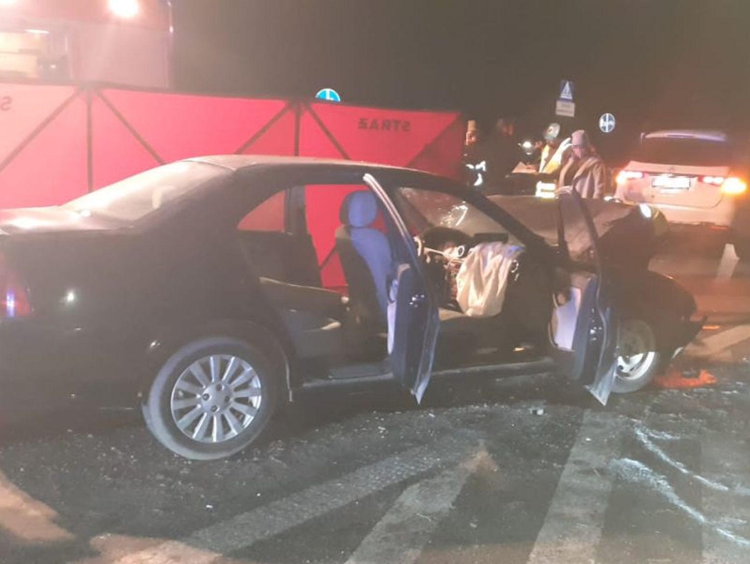 Kryniczno: Zderzenie Rovera i Mercedesa przed sygnalizacją. W wypadku ...