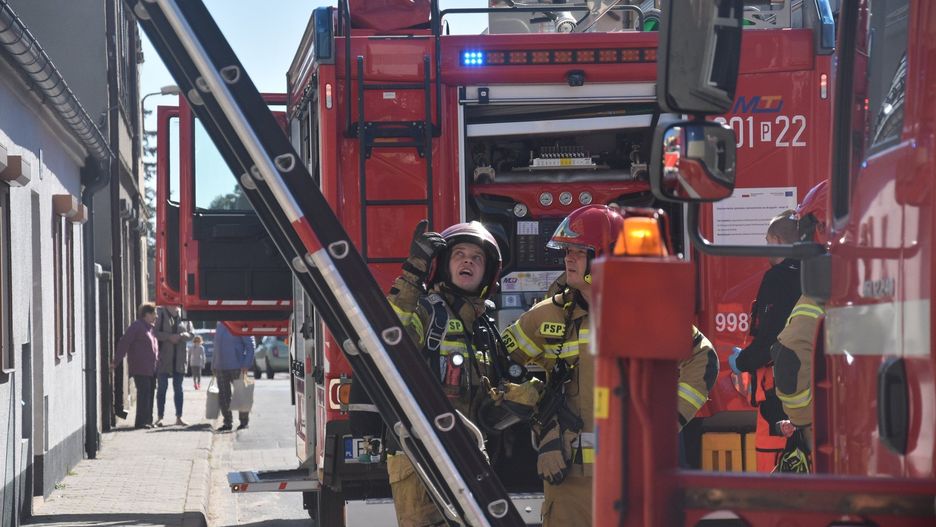 Pożar w kamienicy przy ulicy Piaskowej w Śremie. Cztery osoby lekko podtruły się dymem [zdjęcia]