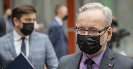 Adam Niedzielski nękany pod domem. Michał Woś: minister może już czuć się bezpiecznie