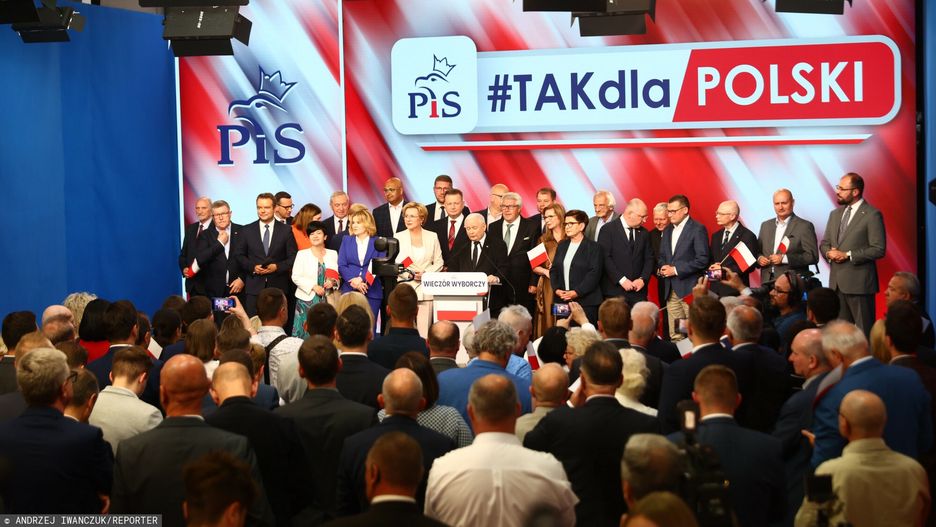 PiS kojarzy się z biało-czerwonymi barwami