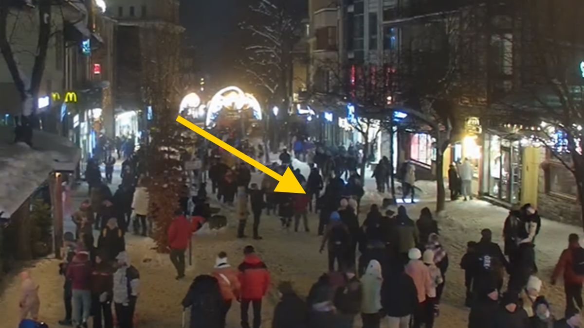 Krupówki w Zakopanem oblężone.