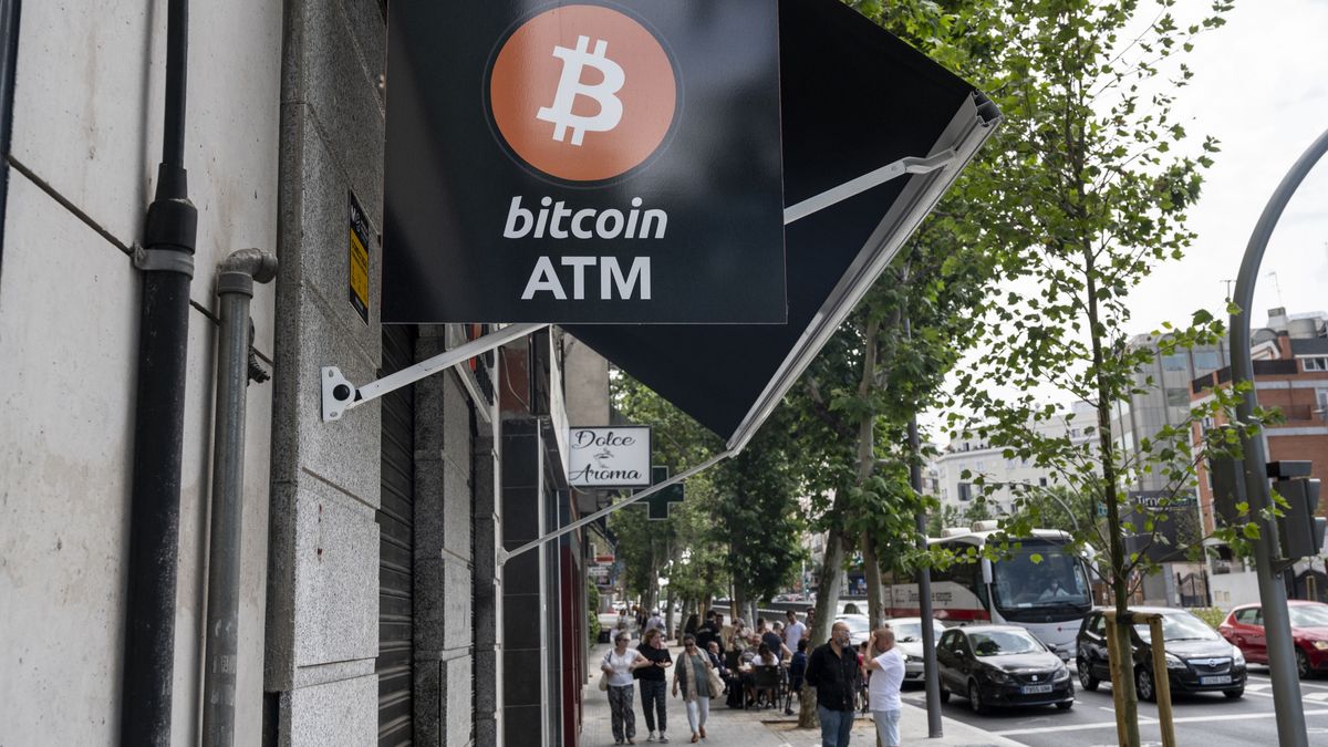 MADRID, SPAIN - 2022/06/17: A store offering numerous cryptocurrency electronic cash such as Bitcoin (BTC, BCH) and Ethereum (Ether, ETH) ATM machine in Spain. (Photo by Xavi Lopez/SOPA Images/LightRocket via Getty Images)
