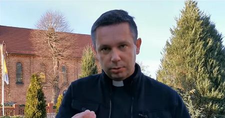 Ksiądz cieszy się z #PandoraGate. "Powinna rozwinąć się na całość"