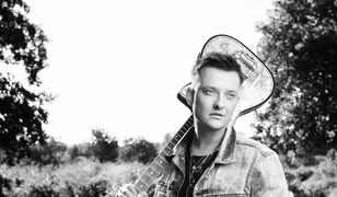 Za czym tęskni Paweł Tur? Posłuchajcie nowego singla