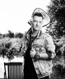 Za czym tęskni Paweł Tur? Posłuchajcie nowego singla