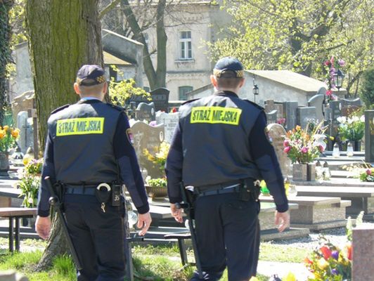 Strażnicy miejscy kontrolują płockie cmentarze