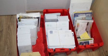Listonoszka nie miała czasu roznosić poczty, bo myślała o chłopaku. Blisko 1000 przesyłek nie trafiło do adresatów