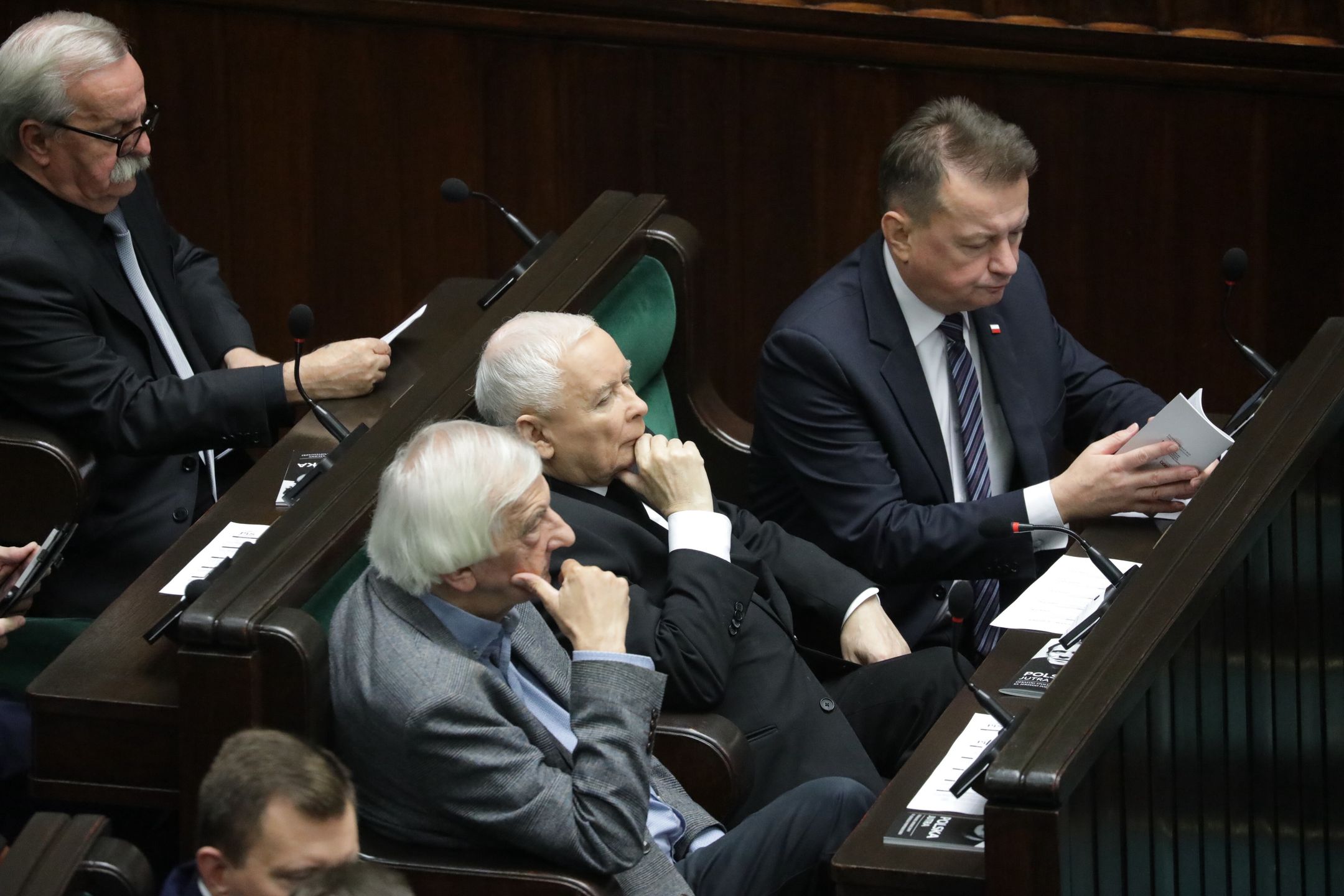 Jaros�aw Kaczy�ski, Mariusz B�aszczak, Ryszard Terlecki
Warszawa, 18.10.2024. Prezes PiS Jaros�aw Kaczy�ski (C) oraz pos�owie PiS Mariusz B�aszczak (P) i Ryszard Terlecki (3P) na sali plenarnej Sejmu w Warszawie, 18 bm. Sejm przyj�� przez aklamacj� uchwa�� upami�tniaj�c� b�. ks. Jerzego Popie�uszk�. (amb) PAP/Tomasz Gzell
Tomasz Gzell
obrad, plenarna, polityk polityka, posiedzenie, pos�owie, sala posiedze�, sejm, 10, 10., dokument, kadencja, kadencji, sala plenarna, X