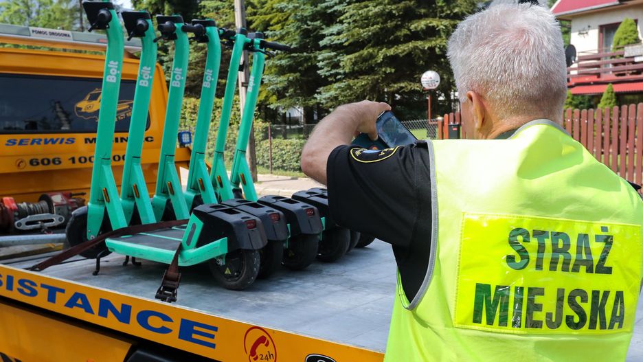 Zakopane, 12.07.2023. Straż miejska usuwa źle zaparkowane hulajnogi, 12 bm. w Zakopanem. Na zakopiańskich ulicach od początku wakacji przybyło elektrycznych hulajnóg do wypożyczenia. Pojazdy niejednokrotnie blokują swobodne przejście, a z dużym problemem borykają się niepełnosprawni oraz spacerujący z dziecięcymi wózkami. (mr) PAP/Grzegorz Momot ***Zdjęcie do depeszy PAP pt. Zakopane/ Hulajnogowy problem na ulicach; pojazdy będą usuwane***